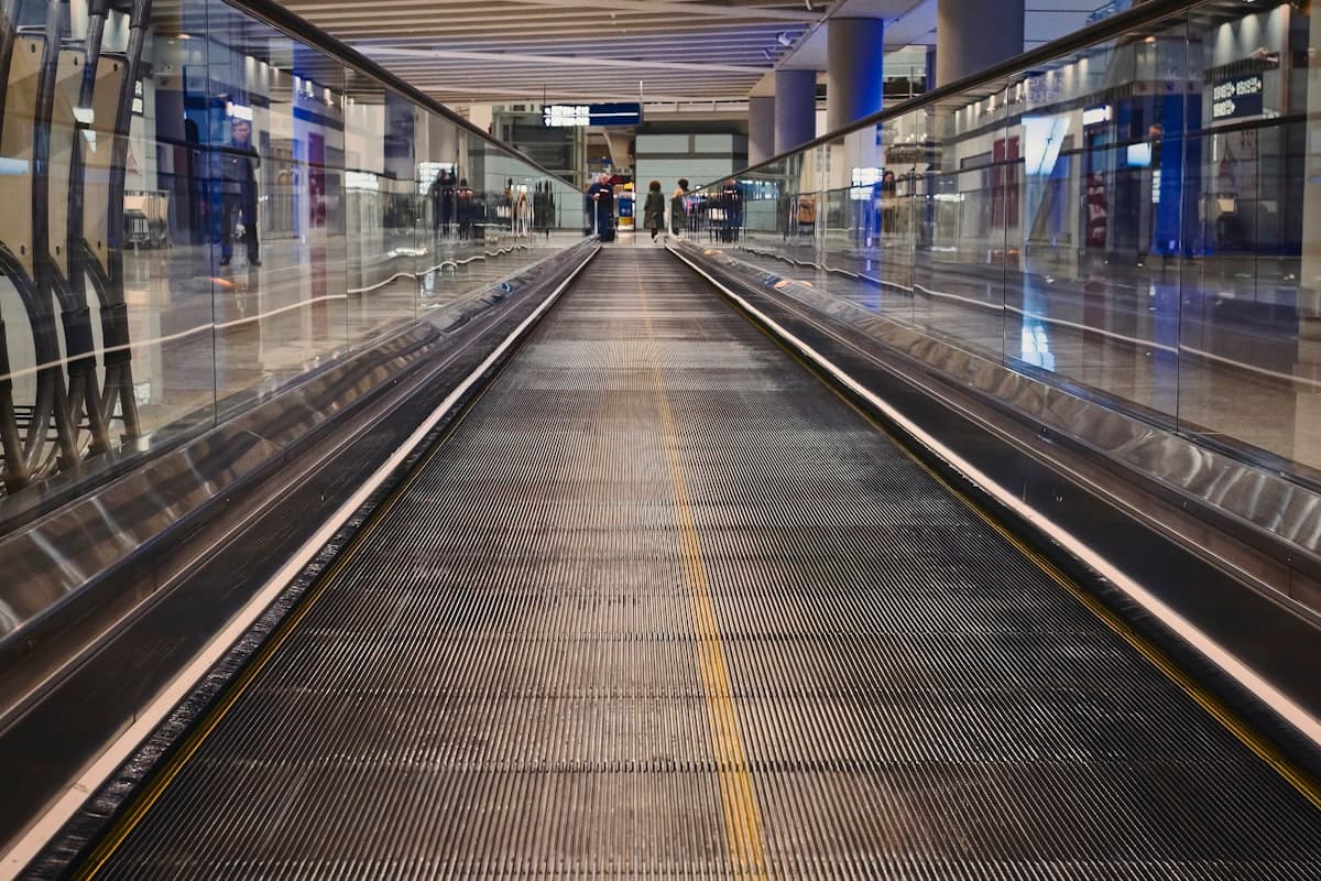 Панорама Хошимина на закате — небоскрёбы и река Сайгон