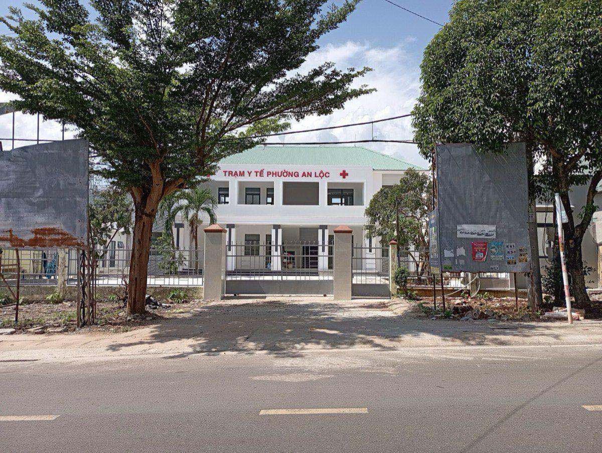 A Vietnamese commune health station with a red cross and a Vietnamese-only sign