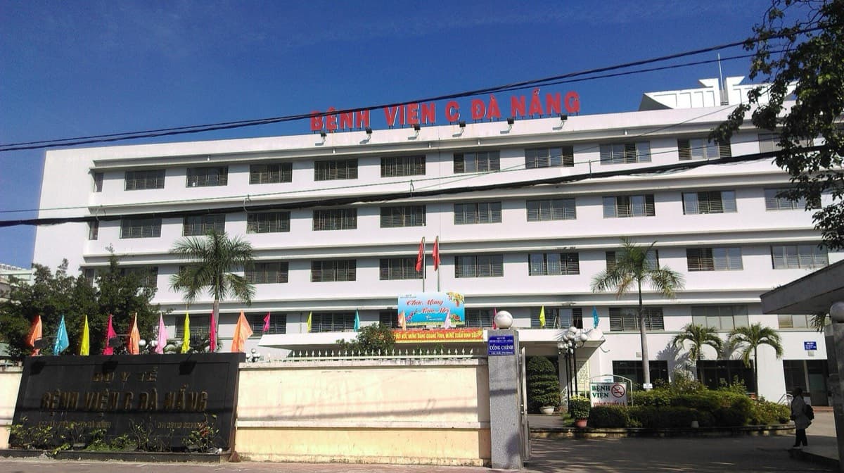A public hospital in Da Nang with its main gate and a Vietnamese sign on the facade