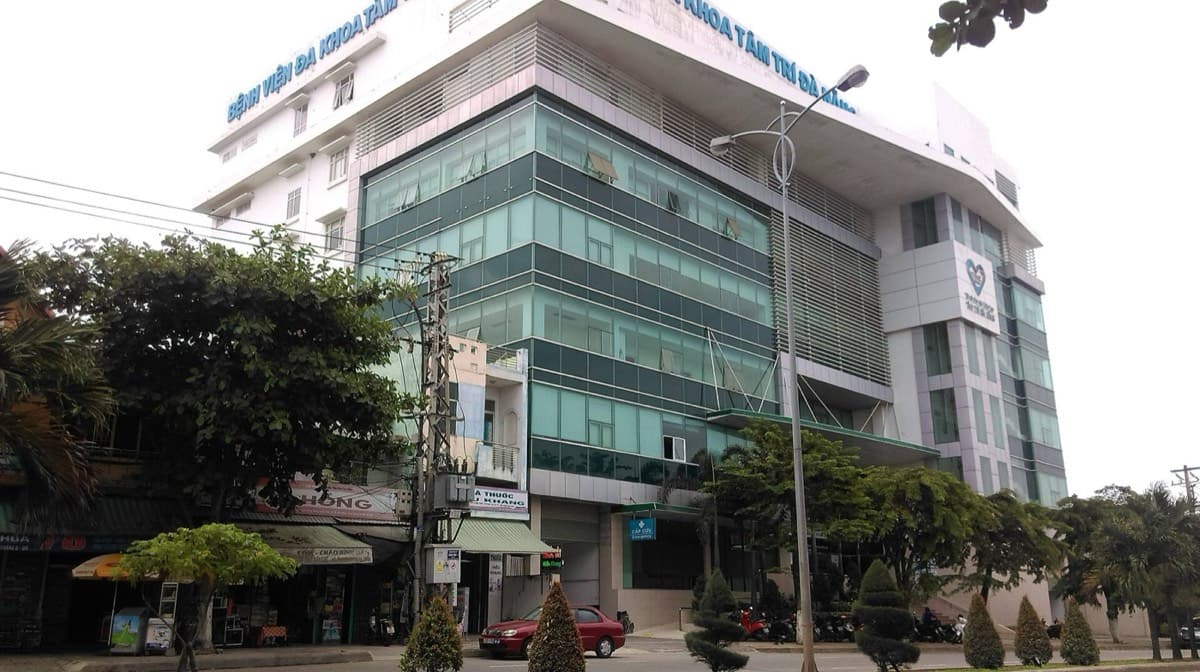 A private multi-speciality hospital in Da Nang with a glass facade and Vietnamese sign