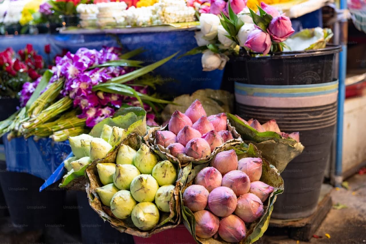 Оживлённый рынок во Вьетнаме с толпой и мотобайками — зона риска карманных краж