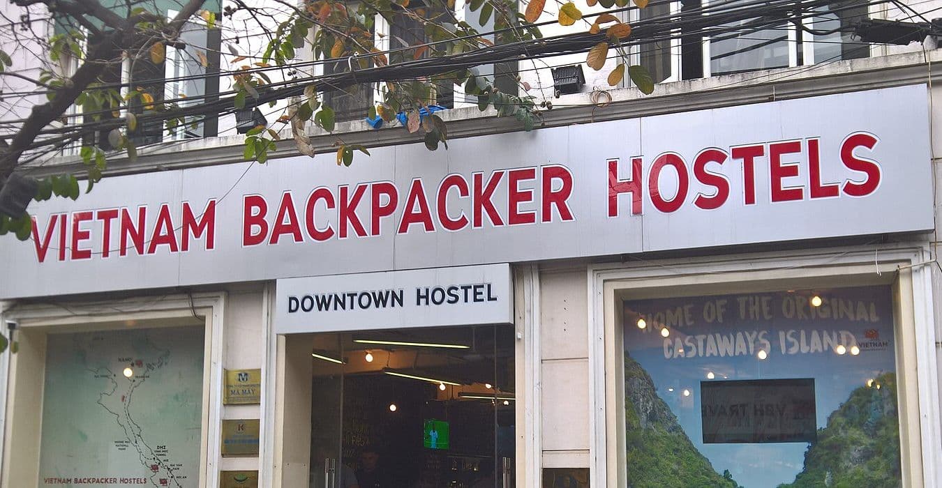 Вход в хостел Vietnam Backpacker Hostels в Старом квартале Ханоя