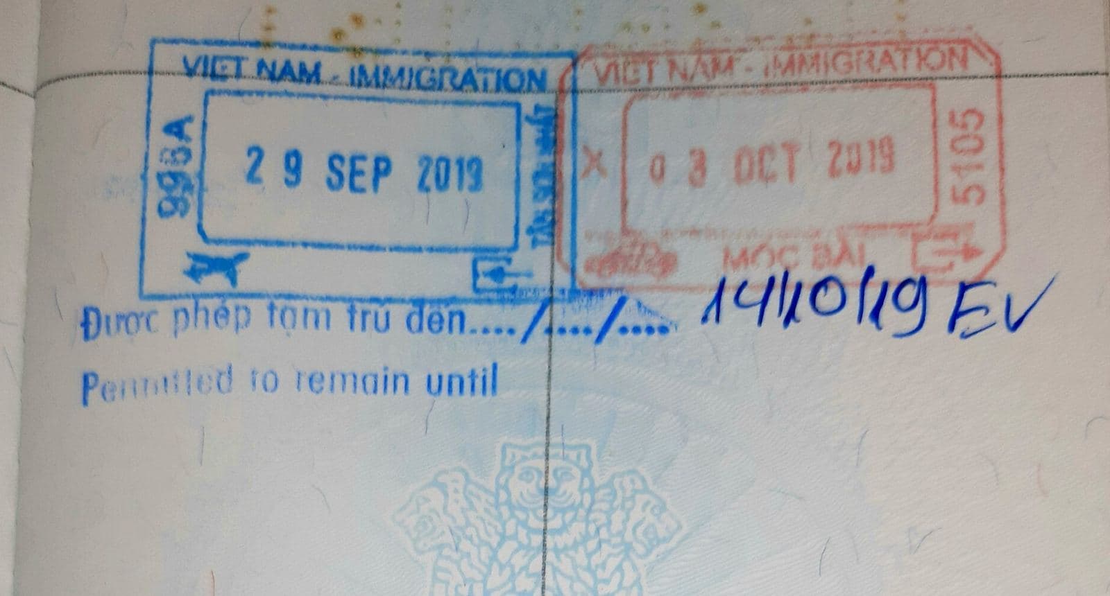 Штампы въезда и выезда Viet Nam Immigration со строкой Được phép tạm trú đến и датой от руки