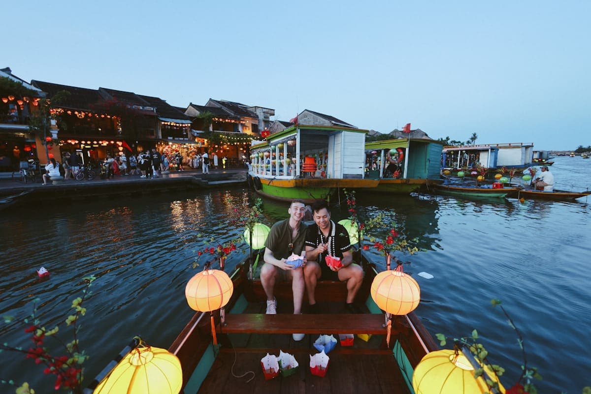 Лодочная прогулка с фонариками по реке в Хойане — вечерняя экскурсия во Вьетнаме