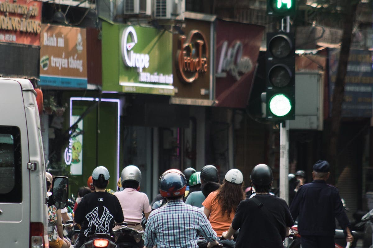 Оживлённая улица Ханоя с десятками мотоциклистов у светофора