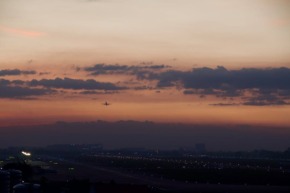 Самолёт взлетает над аэропортом Хошимина на закате