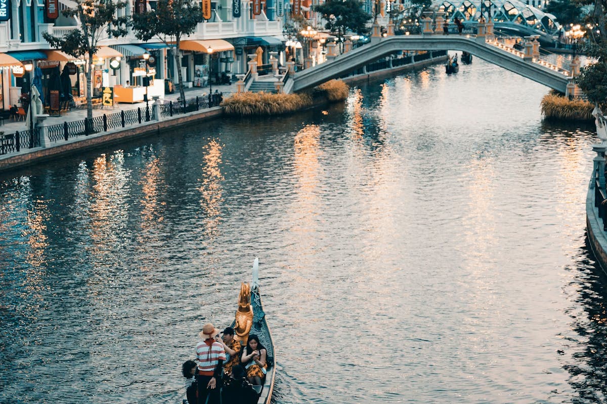 Лодка на канале Grand World на острове Фукуок с подсветкой вечером