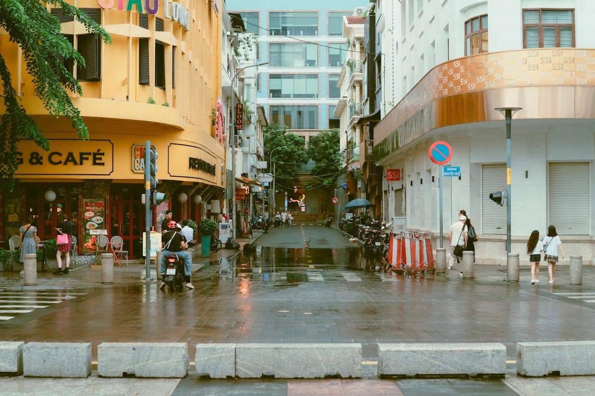 Улица Хошимина со скутерами, кафе и вьетнамскими вывесками