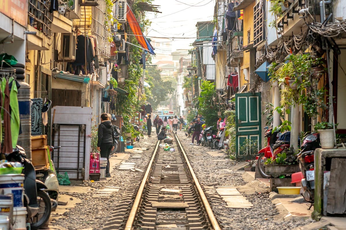 Знаменитая железнодорожная улица в Старом квартале Ханоя