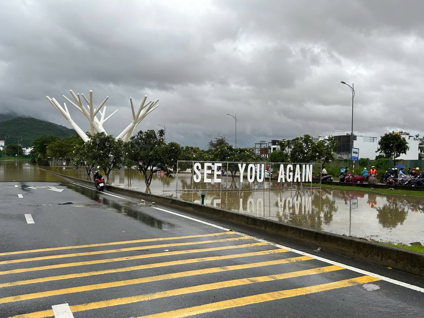 Flooded Vo Nguyen Giap Boulevard at the entrance to Nha Trang during the November 2025 floods