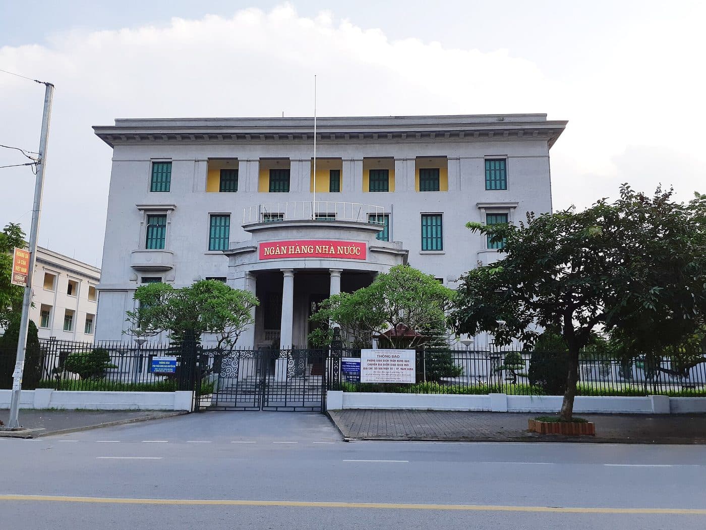 Здание отделения Госбанка Вьетнама в Намдине с вывеской Ngân hàng Nhà nước