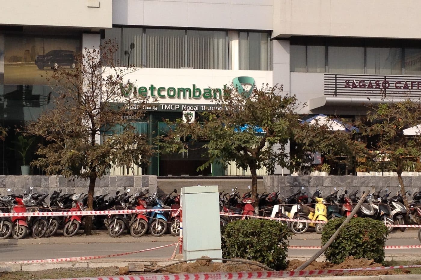 Отделение Vietcombank на улице Тон Тхат Тхюет в Ханое, перед входом ряд мотобайков