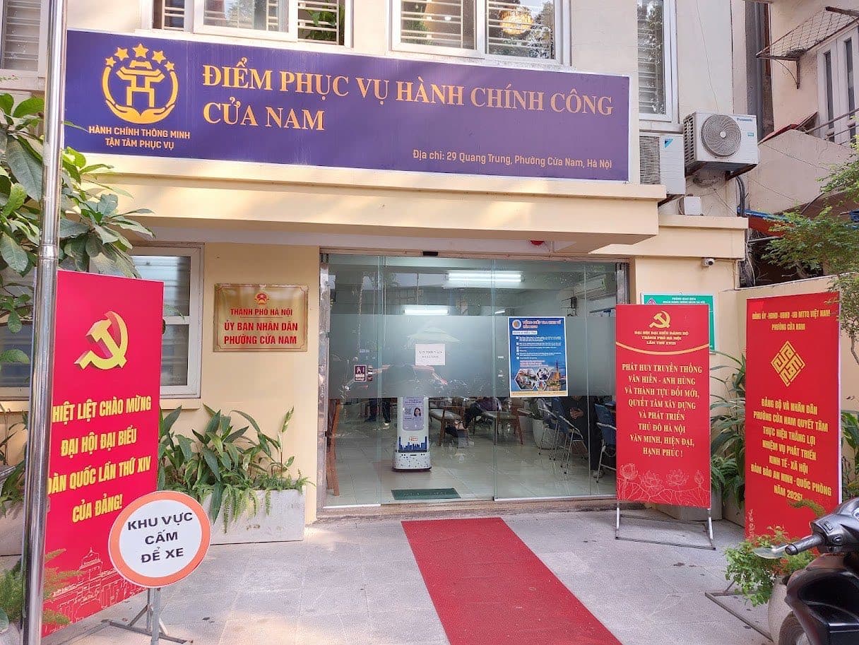 Entrance to the Cua Nam public administrative service point in Hanoi, with its sign and red carpet