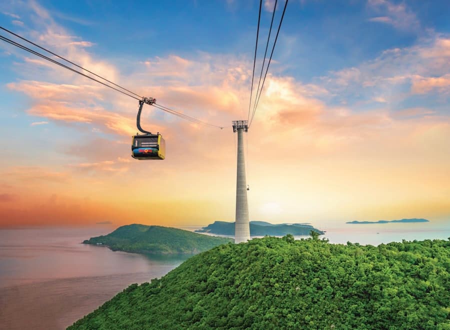 Кабинки канатной дороги VinWonders над бирюзовой водой залива Нячанг