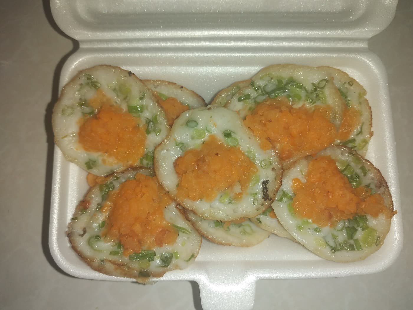 Порция bánh khọt — рисовые блинчики с зелёным луком и креветочной стружкой
