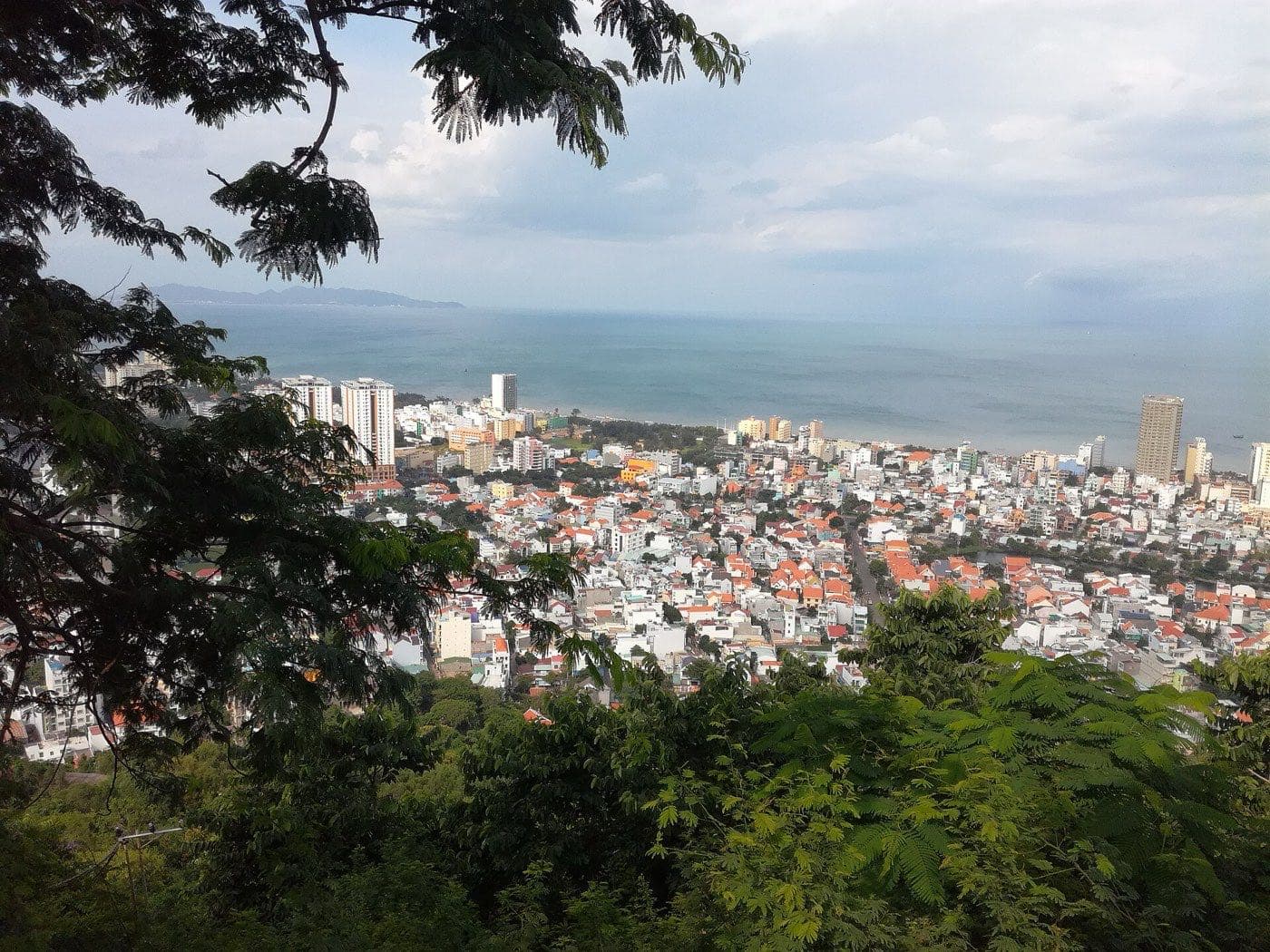 Панорама Вунгтау с горы Núi Nhỏ: город, пляж Бай Сау и море до горизонта