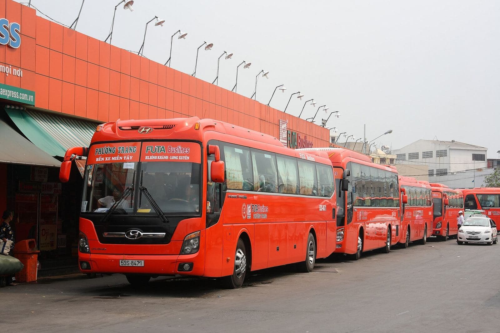 Автобусы Phương Trang FUTA Buslines у терминала перевозчика в Хошимине