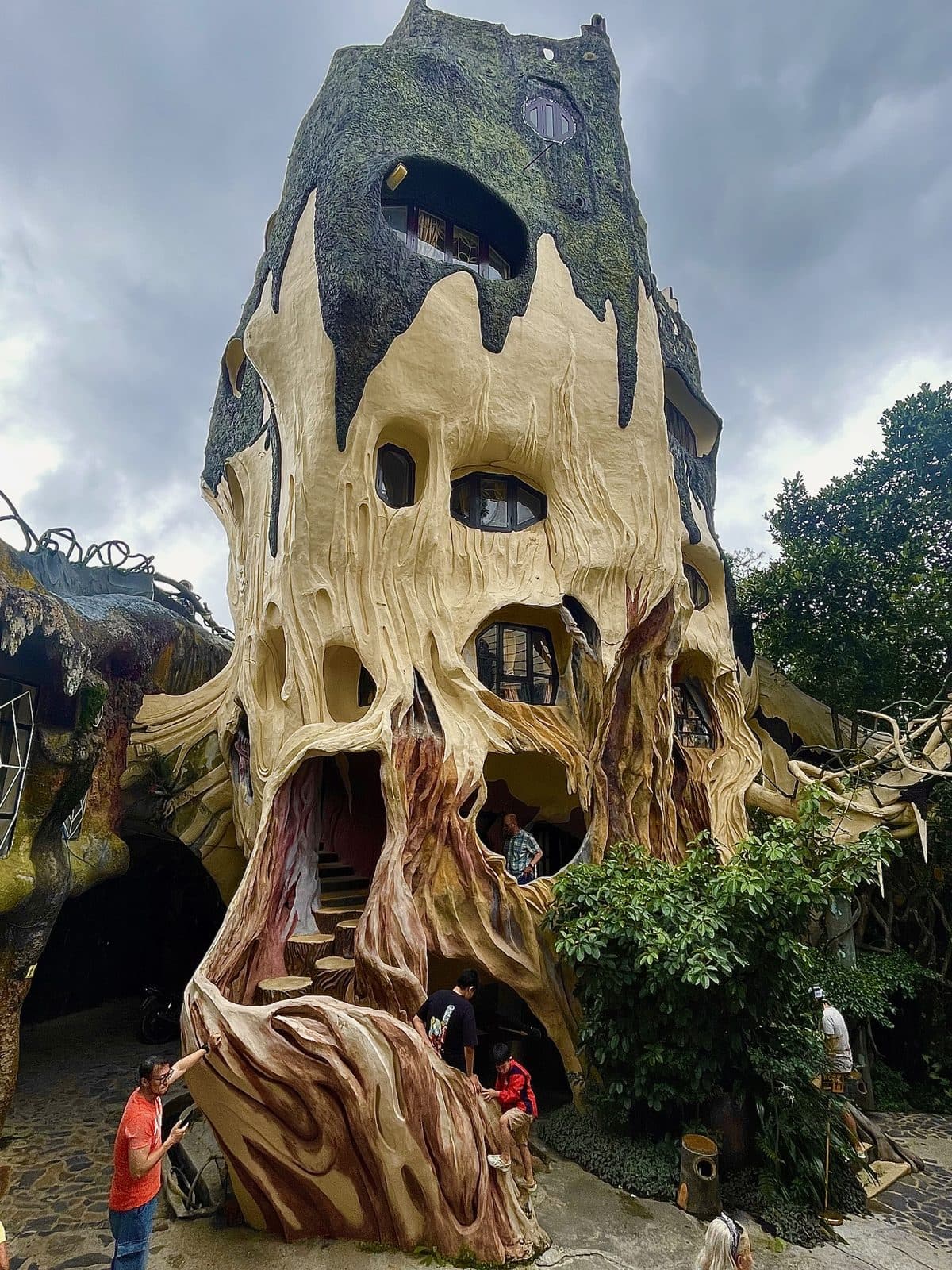 Фасад Crazy House в виде огромного дерева