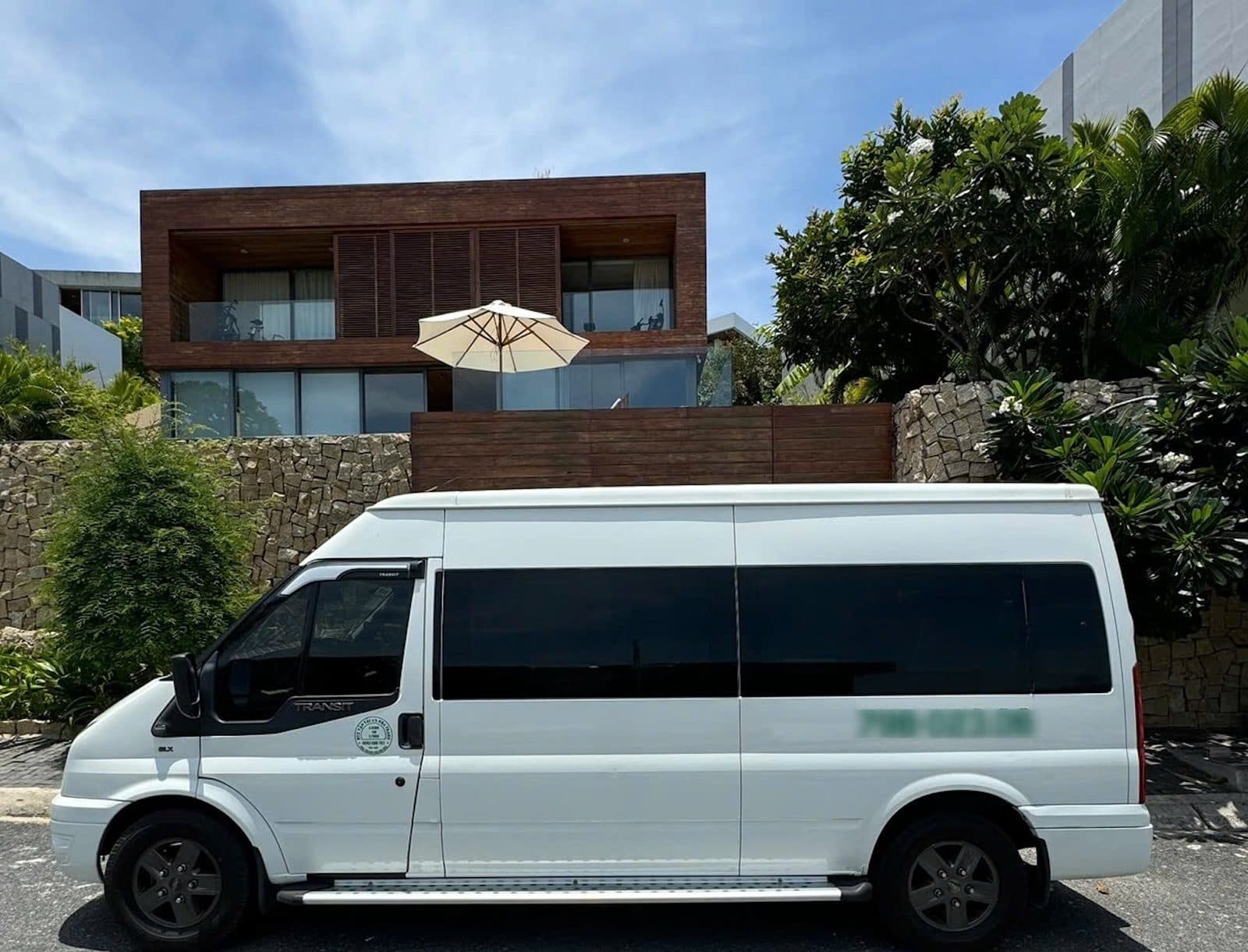 Белый микроавтобус Ford Transit у дома